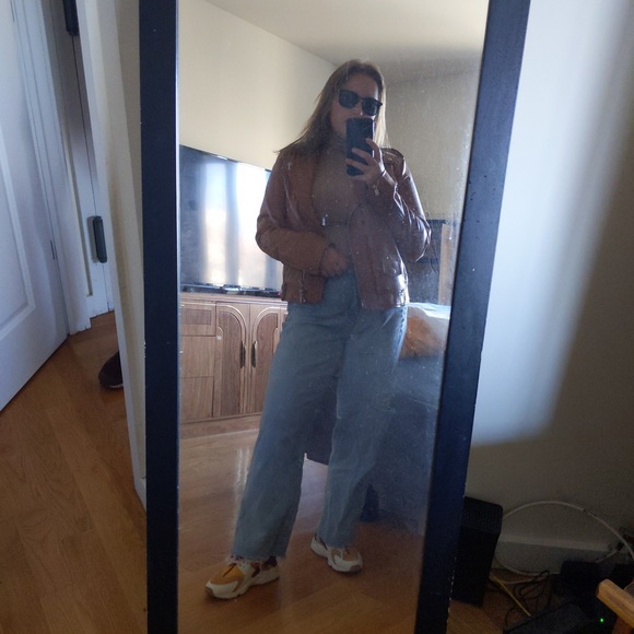 Meet your Posher, Dani - Picture 1 of 2